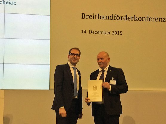 Zuwendungsbescheid für Breitbandausbau (Foto: Landratsamt Kyffhäuserkreis) Zuwendungsbescheid für Breitbandausbau (Foto: Landratsamt Kyffhäuserkreis)