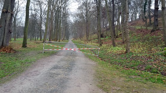 Wege im Schlosspark bleiben gesperrt (Foto: Karl-Heinz Herrmann) Wege im Schlosspark bleiben gesperrt (Foto: Karl-Heinz Herrmann)