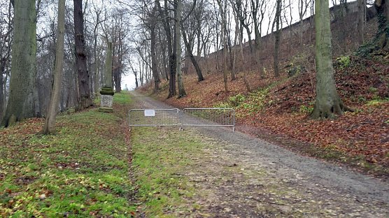 Wege im Schlosspark bleiben gesperrt (Foto: Karl-Heinz Herrmann) Wege im Schlosspark bleiben gesperrt (Foto: Karl-Heinz Herrmann)