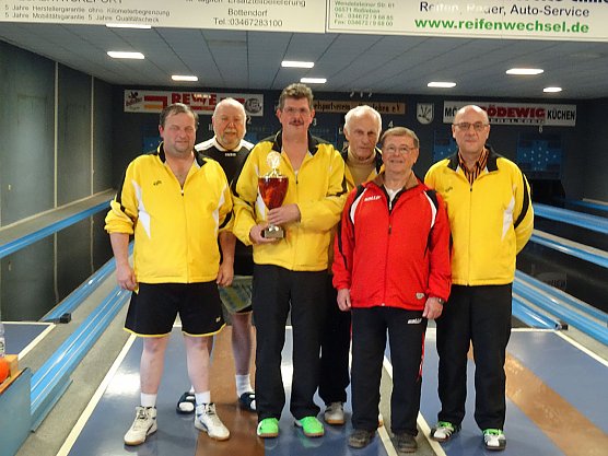 Apolda gewinnt Dank Roland Heisler den Pokal (Foto: Knut Herzau) Apolda gewinnt Dank Roland Heisler den Pokal (Foto: Knut Herzau)