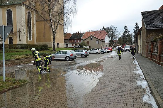 Rohrleitung in Greu&szlig;en geplatzt (Foto: FFW Greu&szlig;en)