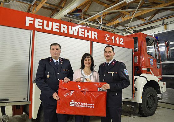 Mobiler Rauchverschluss &uuml;bergeben (Foto: FFW Greu&szlig;en)