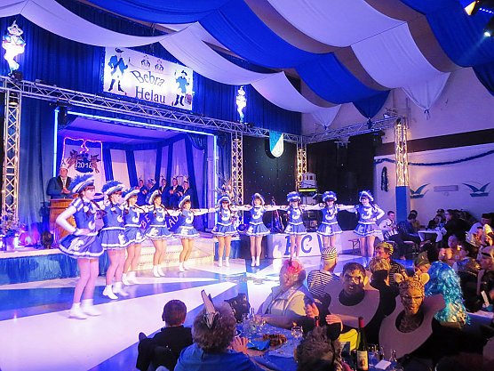 Narrenvolk feiert in Bebra (Foto: Karnevalslverein Blau-Weiss)