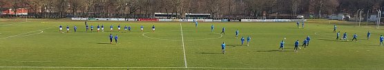 Blick auf den Platz - beide Teams machen sich warm (Foto: nnz)