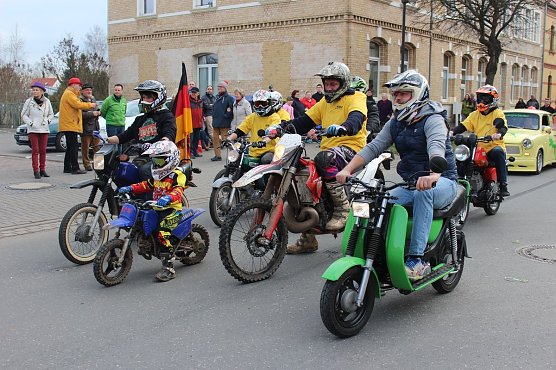 Gut besuchter Rosensonntagsumzug (Foto: Karl-Heinz Herrmann)