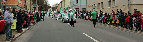 N&auml;rrinnen und Narren trotzen Wetter (1) (Foto: Karl-Heinz Herrmann)