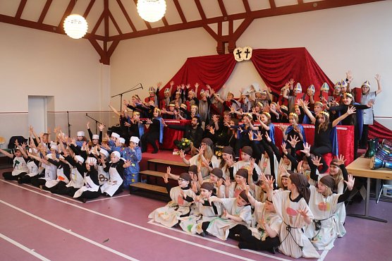Fast 100 Kinder auf der B&uuml;hne - im Jahr Nummer 10 der "Klassenreise zur Musik" feierte der K&ouml;nig Geburtstag (Foto: Angelo Glashagel)