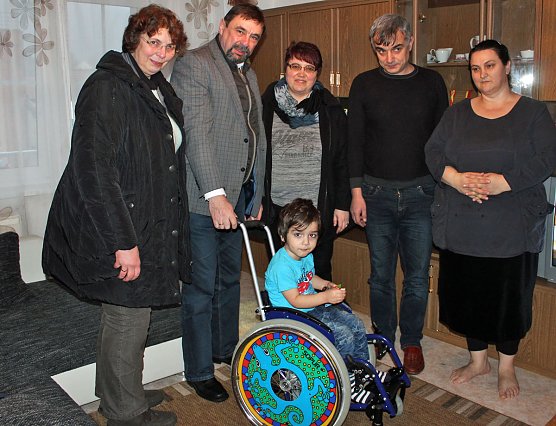 Kirchgemeinde übergibt Rollstuhl (Foto: Karl-Heinz Herrmann) Kirchgemeinde übergibt Rollstuhl (Foto: Karl-Heinz Herrmann)