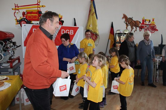 W&auml;nde wackelten bei der Feuerwehr (Foto: Karl-Heinz Herrmann)