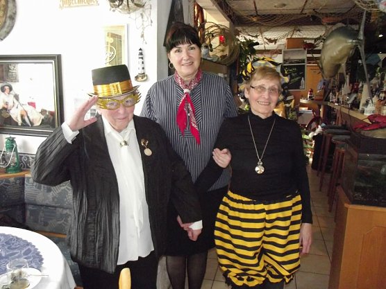 Beim singenden Fischkoch in Vehra (Foto: Thomas Leipold) Beim singenden Fischkoch in Vehra (Foto: Thomas Leipold)