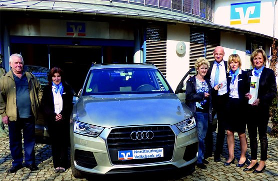 &Uuml;ber den Audi Q3 freuten sich Eheleute Klehm (Foto: Nordth&uuml;ringer Volksbank)