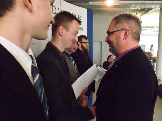 Kreishandwerksmeister Roland Reichenbach (r.) bei der Übergabe der Gesellenbriefe. (Foto: mix) Kreishandwerksmeister Roland Reichenbach (r.) bei der Übergabe der Gesellenbriefe. (Foto: mix)