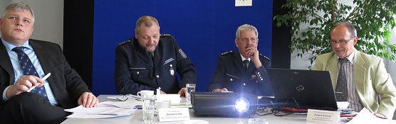 Von links: Detlef Grabs, Kripo-Leiter, Michael K&ouml;ster, Thomas Soszynski, Pressesprecher und Eckart Kramer, Leiter Sachbereich Kriminalit&auml;tsbek&auml;mpfung (Foto: nnz)