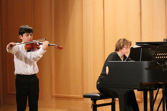 Junge Geiger im Konzert (Foto: Karl-Heinz Herrmann)