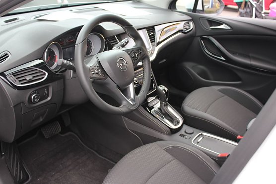 Premiere: Opel Astra Sports Tourer in Sondershausen (Foto: Karl-Heinz Herrmann)