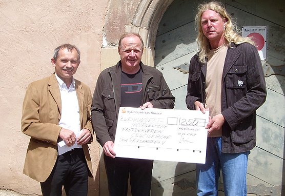 Übergabe Scheck an Verein Cruciskirche (Foto: SPD Sondershausen) Übergabe Scheck an Verein Cruciskirche (Foto: SPD Sondershausen)