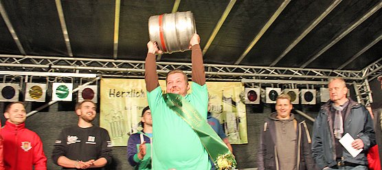 Maibaumk&ouml;nig im Stechen ermittelt (Foto: Karl-Heinz Herrmann)