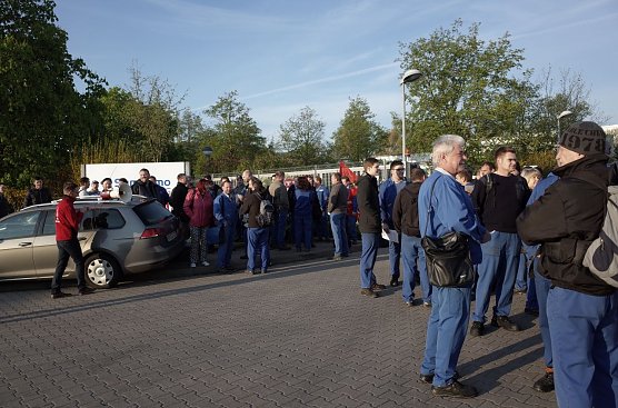 Heute haben auch die Besch&auml;ftigten von Sumitomo DEMAG in Wiehe f&uuml;r eine Stunde ihre Arbeit niedergelegt (Foto: IG Metall)