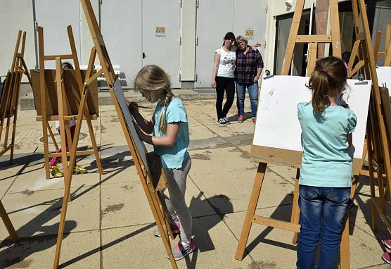 Knirpse erkunden das Panorama-Gemälde (Foto: Fred Böhme) Knirpse erkunden das Panorama-Gemälde (Foto: Fred Böhme)