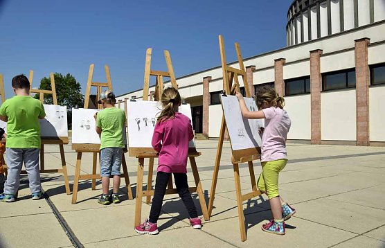 Knirpse erkunden das Panorama-Gemälde (Foto: Fred Böhme) Knirpse erkunden das Panorama-Gemälde (Foto: Fred Böhme)
