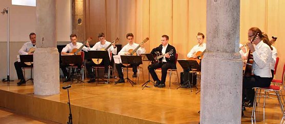 Gitarrenspiel vom Feinsten (Foto: Karl-Heinz Herrmann) Gitarrenspiel vom Feinsten (Foto: Karl-Heinz Herrmann)