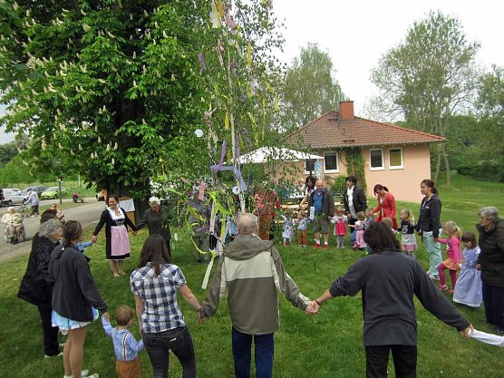 1. Maibaumsetzen im AWO Seniorenzentrum Am Schlosspark in Bendeleben (Foto: AWO)
