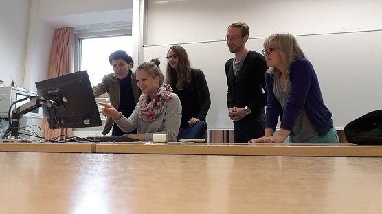 Das Projektteam HandsOf.Me bespricht mit Dr. Manuela Kahle erste Ideen. (Foto: Tina Bergknapp) Das Projektteam HandsOf.Me bespricht mit Dr. Manuela Kahle erste Ideen. (Foto: Tina Bergknapp)