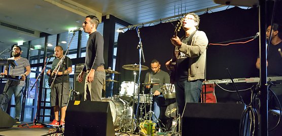 Wilde, Schwei&szlig; treibende Latino-Party (Foto: Fred B&ouml;hme)