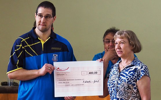 Spendenscheck (Foto: Falko Neubert)