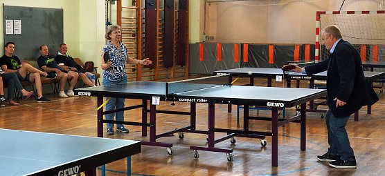 Spendenscheck (Foto: Falko Neubert)