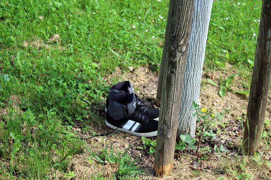 Grabmalkontrolle und gefundene Schuhe (Foto: Karl-Heinz Herrmann)
