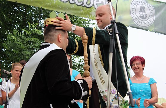 Laubkönig gekrönt - Geheimnis der Hofdamen gelüftet! (Foto: Karl-Heinz Herrmann) Laubkönig gekrönt - Geheimnis der Hofdamen gelüftet! (Foto: Karl-Heinz Herrmann)