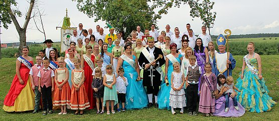 Laubkönig gekrönt - Geheimnis der Hofdamen gelüftet! (Foto: Karl-Heinz Herrmann) Laubkönig gekrönt - Geheimnis der Hofdamen gelüftet! (Foto: Karl-Heinz Herrmann)