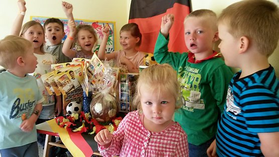 Kleine Fu&szlig;ballfans (Foto: Kita Rockstedt)