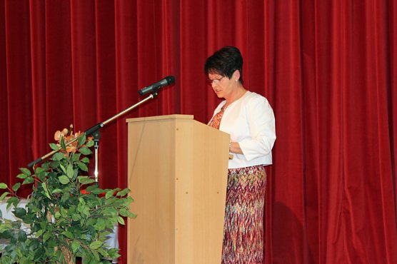 Zeugnisse übergeben (Foto: Karl-Heinz Herrmann) Zeugnisse übergeben (Foto: Karl-Heinz Herrmann)