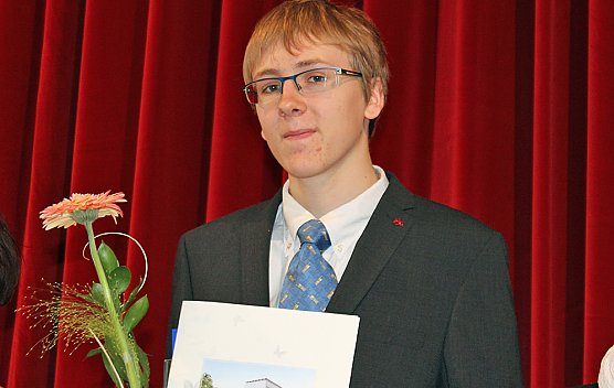 Zeugnisse übergeben (Foto: Karl-Heinz Herrmann) Zeugnisse übergeben (Foto: Karl-Heinz Herrmann)