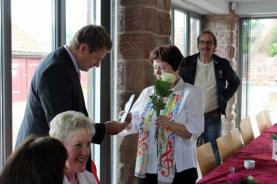 Klingender Wanderweg übergeben (Foto: Karl-Heinz Herrmann) Klingender Wanderweg übergeben (Foto: Karl-Heinz Herrmann)