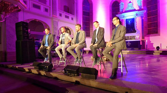 Humorvolle und kritische Songtexte erklingen in der Unterkirche (Foto: Zimmer/M&ouml;bius)