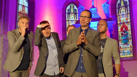 Humorvolle und kritische Songtexte erklingen in der Unterkirche (Foto: Zimmer/M&ouml;bius)