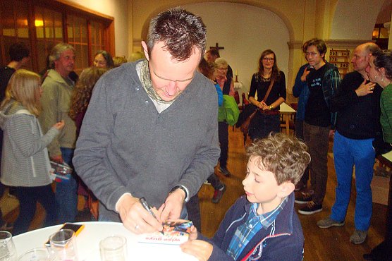 Humorvolle und kritische Songtexte erklingen in der Unterkirche (Foto: Zimmer/M&ouml;bius)