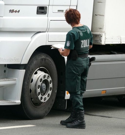Zoll kontrolliert (Foto: Zoll)