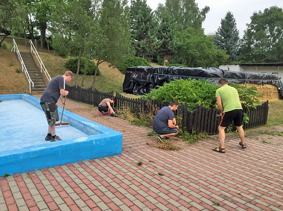 Gemeinschaftlicher Arbeitseinsatz im Freibad (Foto: Frank Kette)