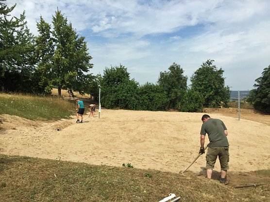 Gemeinschaftlicher Arbeitseinsatz im Freibad (Foto: Frank Kette)