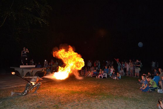 Fest am Lagerfeuer (Foto: Ferienpark Feuerkuppe) Fest am Lagerfeuer (Foto: Ferienpark Feuerkuppe)