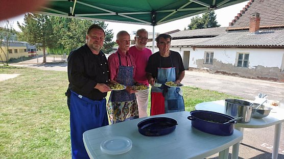 Linke Stadtratsfraktion grillte in Arterner Suppenküche (Foto: Torsten Blümel) Linke Stadtratsfraktion grillte in Arterner Suppenküche (Foto: Torsten Blümel)