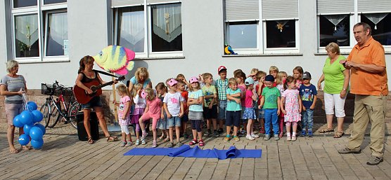 Zum Weltfriedenstag gesungen und getanzt (Foto: Karl-Heinz Herrmann) Zum Weltfriedenstag gesungen und getanzt (Foto: Karl-Heinz Herrmann)