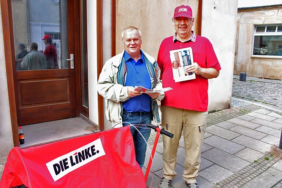 Zum Weltfriedenstag informiert (Foto: Karl-Heinz Herrmann)