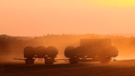 Erntemaschinen und Erntedreck sorgen f&uuml;r erh&ouml;hte Unfallgefahr (Foto: Peter Blei)