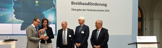 Förderbescheid für schnelles Internet (Foto: Landratsamt Kyffhäuserkreis) Förderbescheid für schnelles Internet (Foto: Landratsamt Kyffhäuserkreis)