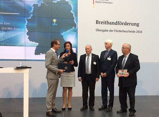 Förderbescheid für schnelles Internet (Foto: Landratsamt Kyffhäuserkreis) Förderbescheid für schnelles Internet (Foto: Landratsamt Kyffhäuserkreis)